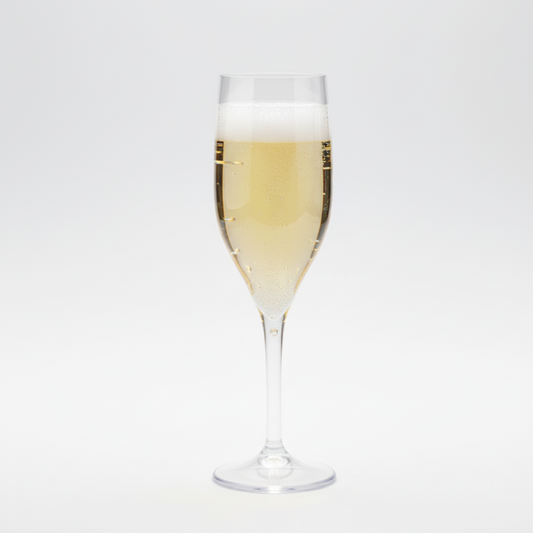 Flûte à champagne incassable transparente, remplie de champagne pétillant, mise en valeur sur un fond clair et épuré, montrant sa ligne élégante et la finesse de ses bulles.