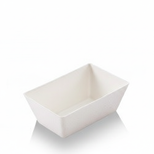 Ramequin blanc rectangle en canne à sucre sur fond blanc studio
