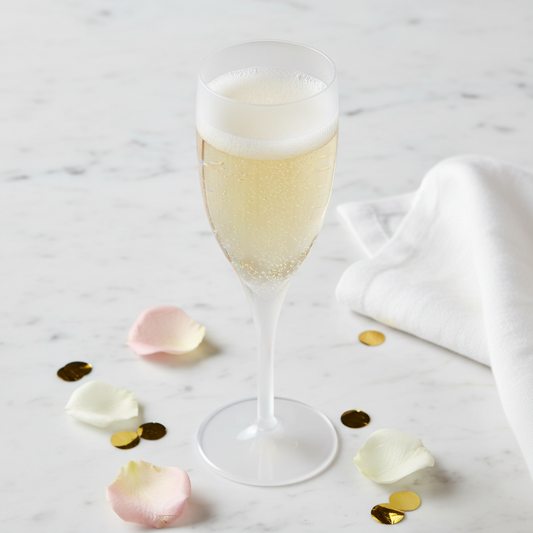 Flûte champagne SAN blanc nacré sur marbre festif luxe