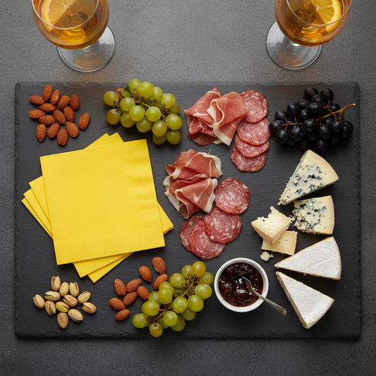 Serviettes jaune soleil sur ardoise apéritif