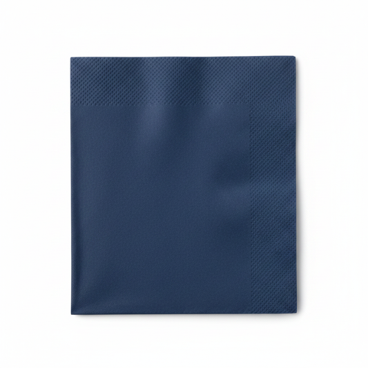 Serviette bleu marine - photo studio fond blanc