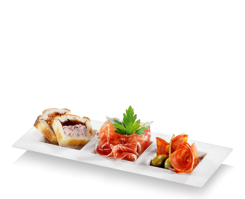 Assiette bio design rectangulaire 3 compartiments en fibre de canne à sucre, vide sur fond blanc studio.