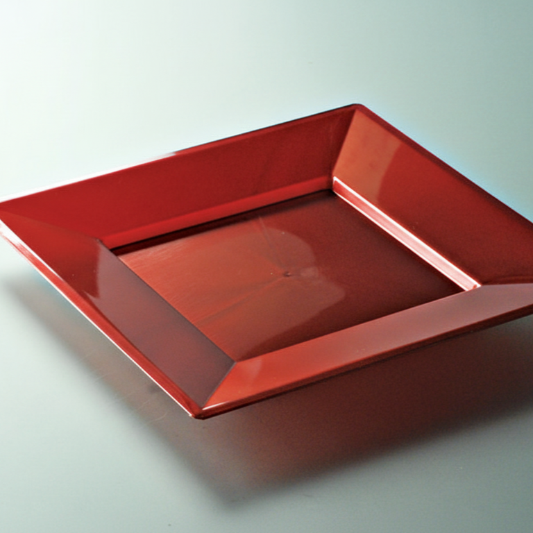 Assiette réutilisable carrée rouge carmin 24 cm sur un fond neutre.