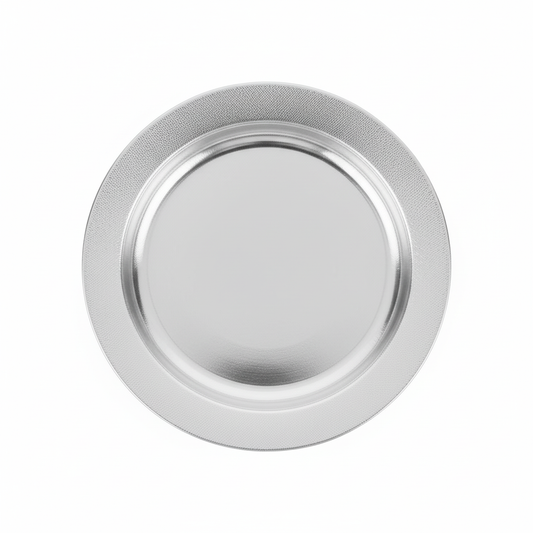 Assiette de mariage réutilisable ronde de 19 cm couleur argent sur un fond blanc.