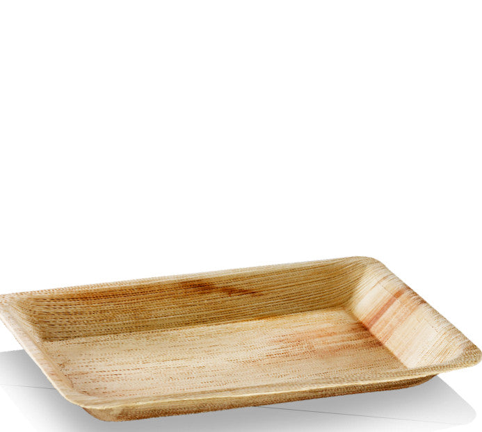 Gros plan d'une assiette rectangulaire en feuille de palmier biodégradable sur fond blanc studio, mettant en valeur sa texture naturelle et ses fibres
