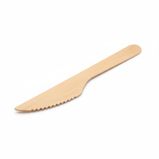 Un couteau jetable en bois de bouleau de 16,5 cm, photographié en gros plan sur un fond blanc pur pour mettre en valeur le grain naturel et la texture du bois.