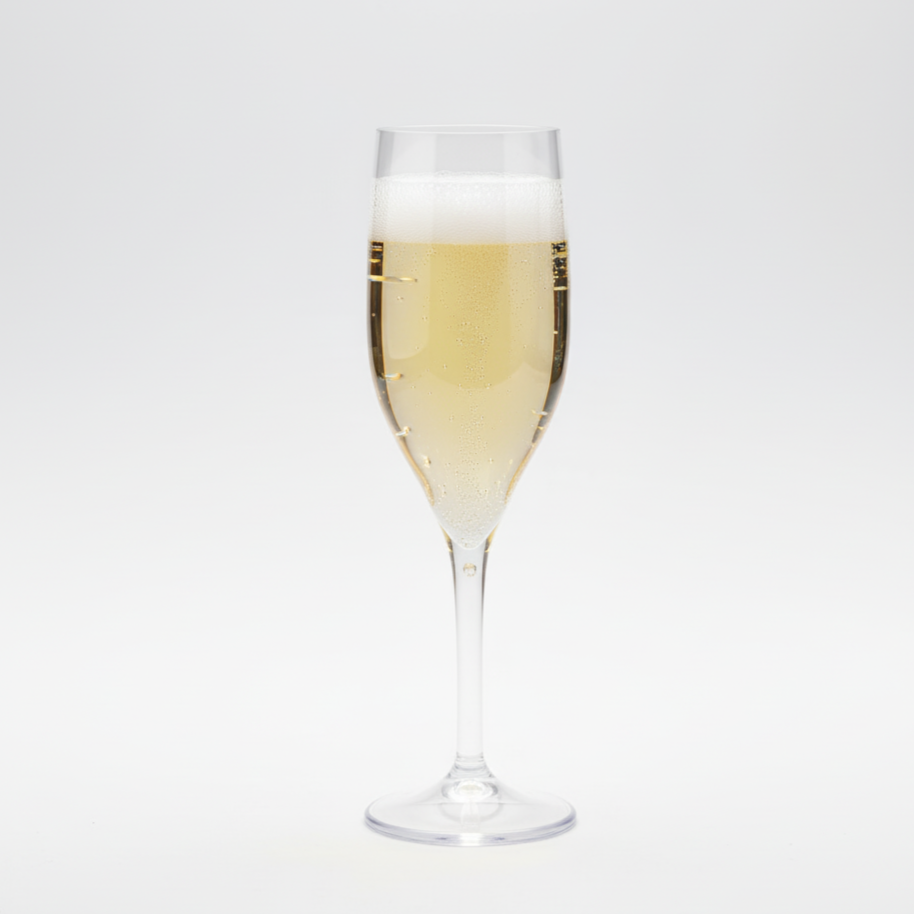 Flûte à champagne incassable transparente, remplie de champagne pétillant, mise en valeur sur un fond clair et épuré, montrant sa ligne élégante et la finesse de ses bulles.