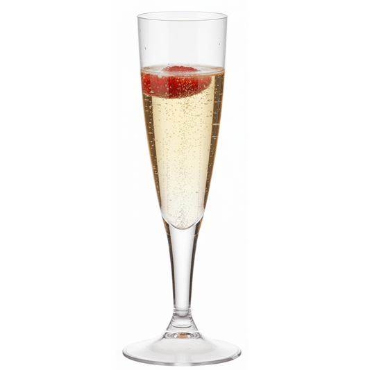 Une flûte à champagne transparente en plastique recyclable, vue de près sur un fond blanc lumineux. La flûte est remplie d'un champagne doré pétillant avec de fines bulles, et une rondelle de fraise flotte délicatement à la surface, mettant en valeur son élégance et sa transparence