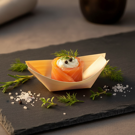 Barquette bois écologique avec saumon fumé sur ardoise, apéritif élégant