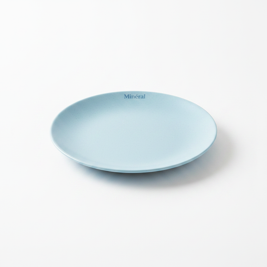 Petite assiette plate Minéral bleue 20.8cm vide sur fond blanc studio