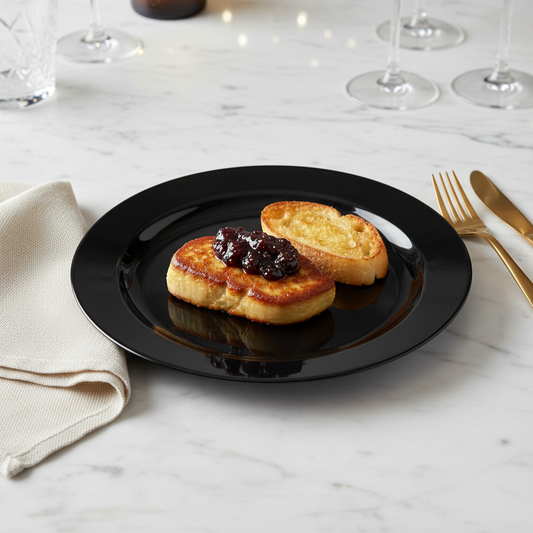 Assiette ronde noir ébène 19 cm avec foie gras et chutney de figue sur marbre blanc, événement luxe