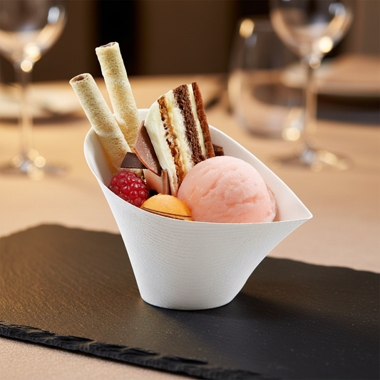 Coupe dessert cônique canne sucre glace fraise élégant
