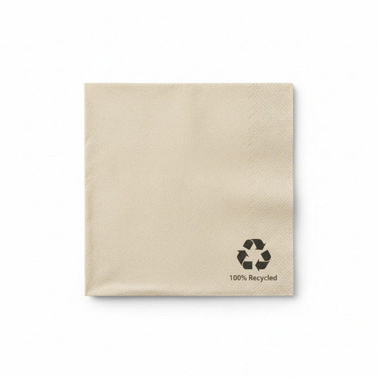 Une serviette 100% recyclée, couleur kraft clair, pliée en carré. La texture "Double Point" est visible, et le logo de recyclage est clairement affiché en bas à droite sur un fond blanc pour un rendu studio.