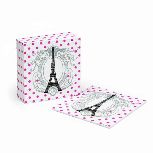 Lot de 20 serviettes cocktail Françoise Paviot "Tour Eiffel Paris" pliées et empilées. Fond blanc épuré, éclairage doux, le motif de la Tour Eiffel et les pois fuchsia sont nets et bien visibles sur le dessus de la pile. Une serviette dépliée à côté, montrant clairement sa matière texturée.