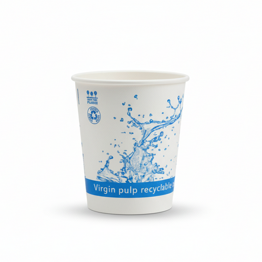 Gros plan d'un verre en carton recyclable "Aqua" de 200 ml sur fond blanc studio, mettant en valeur son décor bleu et blanc et la mention "Virgin pulp recyclable".