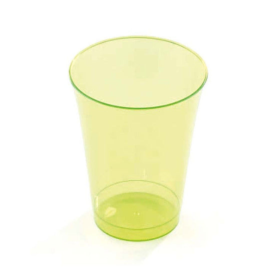 Verre en plastique réutilisable vert anis de 20 cl, présentation studio sur fond blanc immaculé