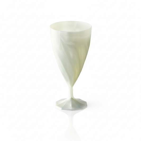 Verre à vin réutilisable en plastique blanc nacré avec effet torsadé, studio packshot sur fond blanc.