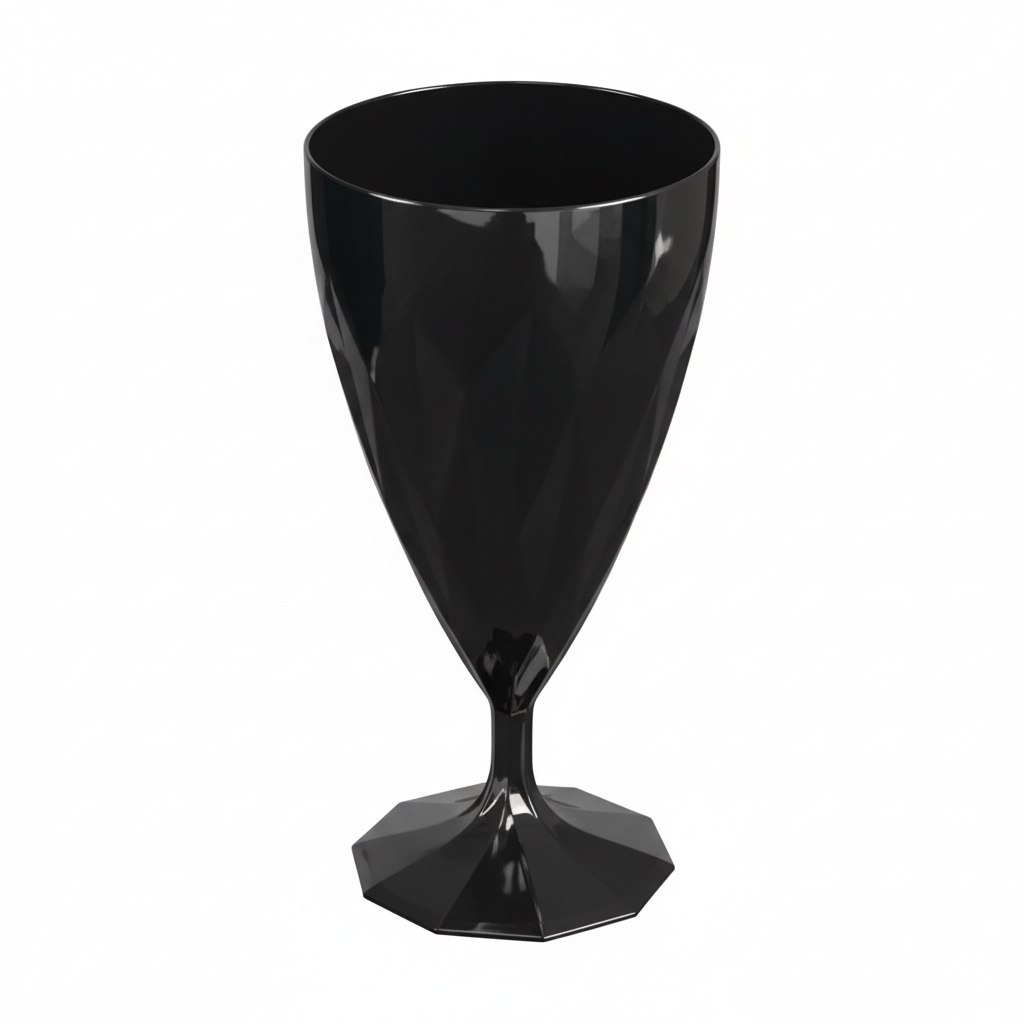 Un verre à vin noir ébène sur pied (15 cl) avec un motif torsadé distinct, posé sur un fond blanc épuré. L'éclairage intense et ciblé fait ressortir la brillance du plastique et l'effet géométrique du torsadé, accentuant l'élégance et la qualité du verre. Le verre est vide et net.