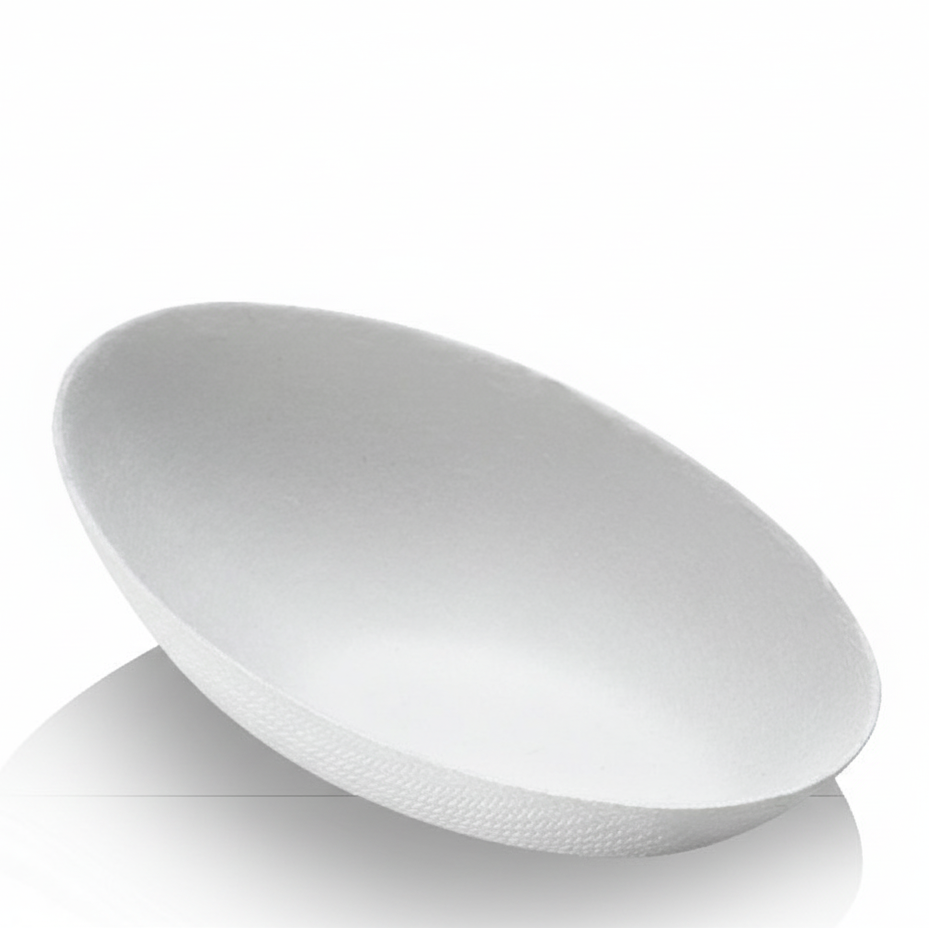 Une verrine biodégradable ovale en canne à sucre sur un fond blanc, montrant sa texture et sa forme.