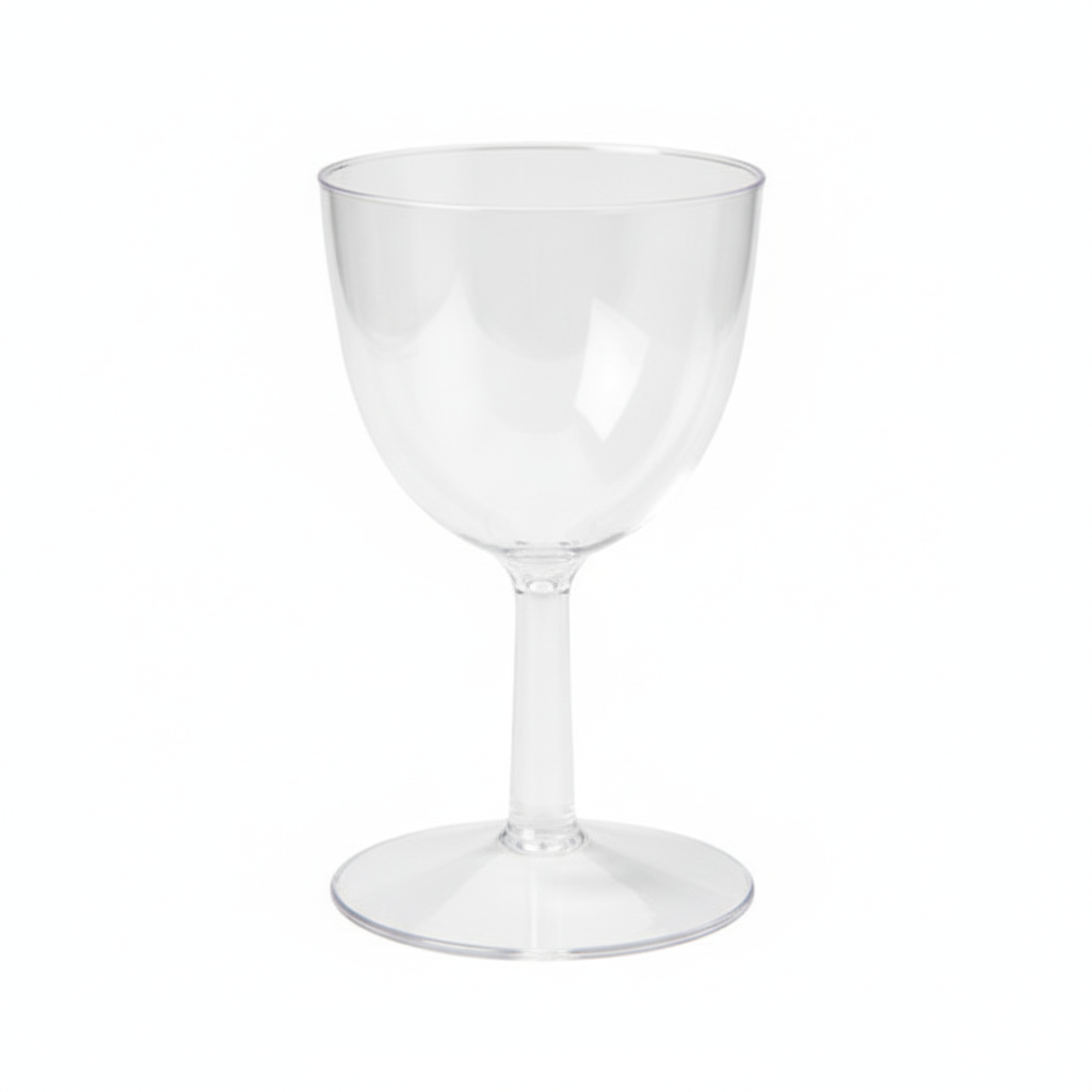 Photo de studio professionnelle d'une verrine coupe sur pied en PS cristal transparent, vide. La verrine a une contenance de 6 cl et une hauteur de 8,8 cm. Elle est posée seule, légèrement en angle, sur un fond blanc pur et immaculé. La lumière est douce et uniforme, sans ombre dure, mettant en valeur la transparence parfaite et les reflets du plastique cristal. Le cliché est net, de haute résolution, présentant le produit avec élégance