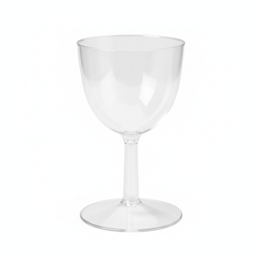 Photo de studio professionnelle d'une verrine coupe sur pied en PS cristal transparent, vide. La verrine a une contenance de 6 cl et une hauteur de 8,8 cm. Elle est posée seule, légèrement en angle, sur un fond blanc pur et immaculé. La lumière est douce et uniforme, sans ombre dure, mettant en valeur la transparence parfaite et les reflets du plastique cristal. Le cliché est net, de haute résolution, présentant le produit avec élégance